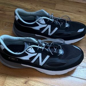 New Balance Men's Black and Gray Sneakers